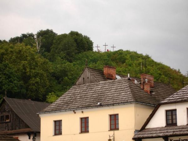 Widok z Rynku na Gore Trzech Krzyzy (krzyze postawiono w 1708 roku upamietniajac ofiary zarazy morowej)