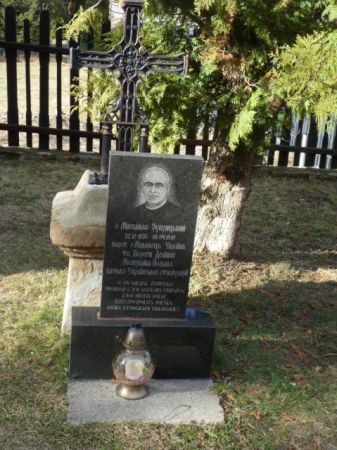 przy cerkwi pomnik nagrobny księdza proboszcza zasłużonego dla miejscowej parafii i na wspomnienie poprzedniej, gdzie służbę duszpasterską pełnił - a to wieś na