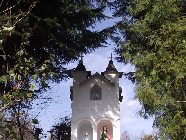 kapliczka dwuwieżowa wzniesiona w 1912r., w jej wnękach rzeźby ludowe z przedstawieniem Chrystusa oraz Matki Bożej, w płycinie na zwieńczeniu rzeźba Chrystusa F