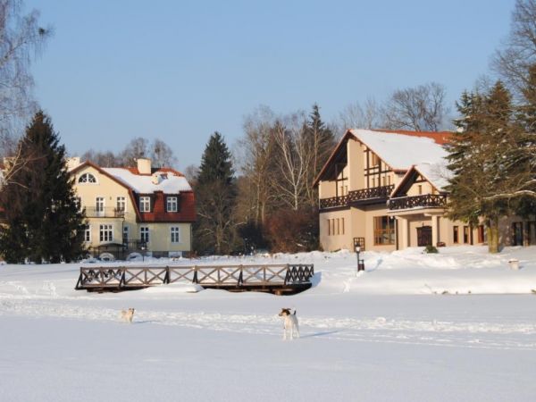 Dwór Luboradza w zimie