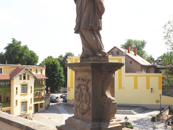 figura świętego na parapecie Mostu św. Jana.