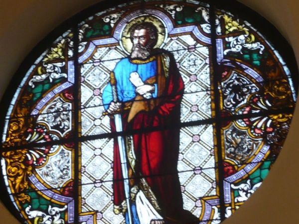 Jeden z witraży przedstawiający  Św. Pawła Apostoła.
