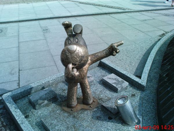 Fot.:Marian Skrzypek. 
Pierwsza w Polsce figurka z brązu psa Reksia, bohatera popularnych filmów animowanych, stanęła  na jednym ze skwerów w centrum Bielska-B