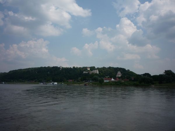 Widok ze statku na Wiśle na Kazimierz Dolny.