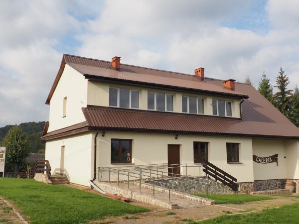obiekt Muzeum Kultury Bojków - udostępniony do zwiedzania dla osób na wózkach inwalidzkich, pan kustosz wyjątkowo serdeczny i gościnny ale polecamy, by umówić z