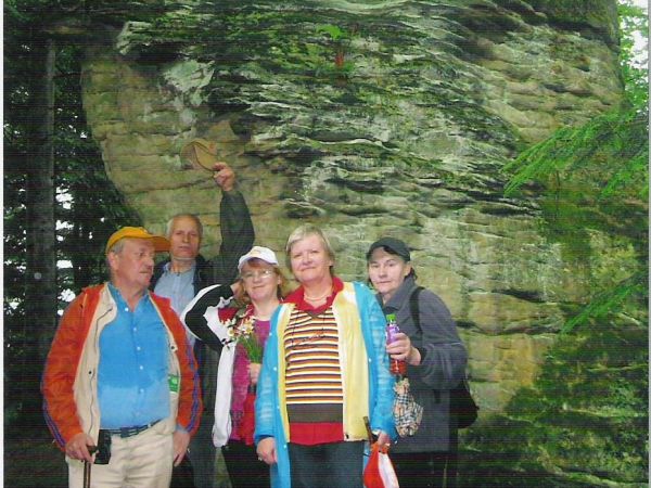 Przy "Kamiennym Sercu Macochy" - pomniku przyrody, usatysfakcjonowani, uradowani - bo cel osiągnięty - a jak widać /po portkach i w ogóle/ łatwo nie było, oj -