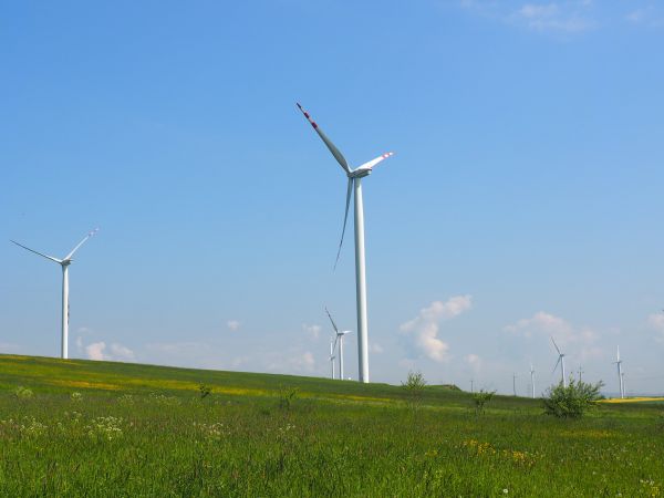 farma wiatrakowa - łopaty śmigła podczas obrotów osiągają prędkość 285 km/ha.