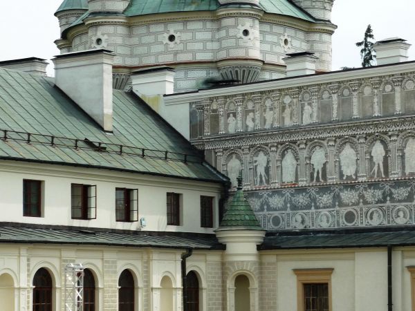 Jedna z najpiękniejszych rezydencji pałacowych w Polsce. Położona 10 km na południe od Przemyśla.  Zamek - pałac powstał w XVI wieku.  Przez kolejne lata rozbud