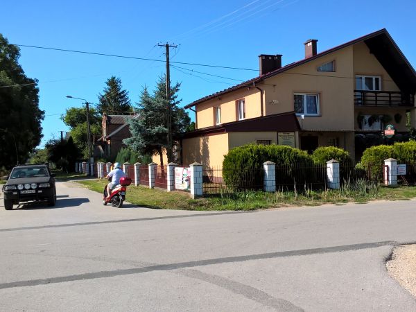 Gdzie obrazy z lat minionych ? większość transportu odbywała się konno oraz rowerem. Cieszyła oko "Warszawa" ."Syrena" czy sowiecka "Wołga " lub. "Moskwicz"