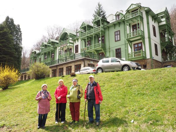 "BIAŁY ORZEŁ" - obiekt uzdrowiskowy wzniesiony w 1912r. w stylu modnej wówczas w uzdrowiskach secesji szwajcarskiej, często wzbogacanej o formy miejscowego cies