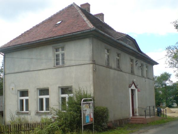 Budynek dawnej Szkoły Podstawowej,następnie sklepu spożywczego,obecnie świetlicy wiejskiej.