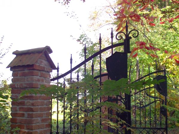 park "Chmurówki" - tu: brama główna.