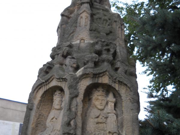 Złotoryja-kościół św. Jadwigi unikatowa kapliczka słupowa z końca XV wieku. Późnośredniowieczna kapliczka słupowa jest unikalnym zabytkiem o dużej wartości arty