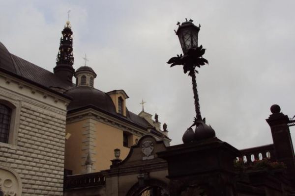 pośrodku n/z ujęty łukiem arkadowym - kartusz herbowy, pod nim wejście bramą na Wieczernik, po lewej pozorowana dekoracyjna kamieniarka - to mury Kaplicy św. Pa