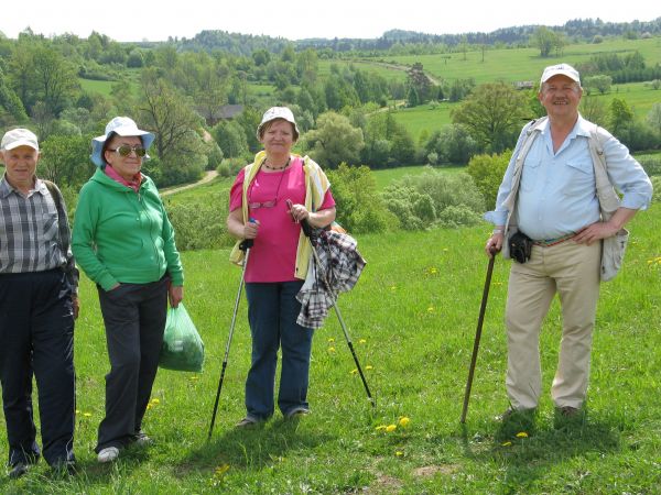 centrum wsi za nami - dachy widać - liczba mnoga, bo domów 2 /dwa !/ a kiedyś dużo, dużo więcej , i cerkiew była a drogą tą - gościńcem - starosta sanocki Oster