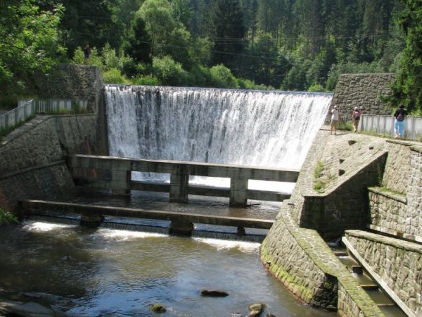 Wodospad pod zaporą