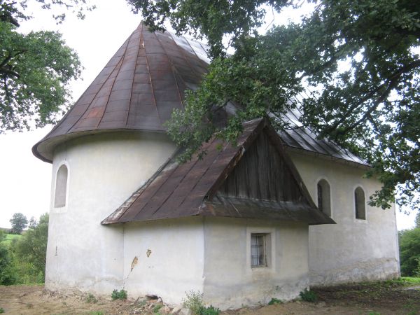 cerkiew - od prezbiterium i zakrystii.
