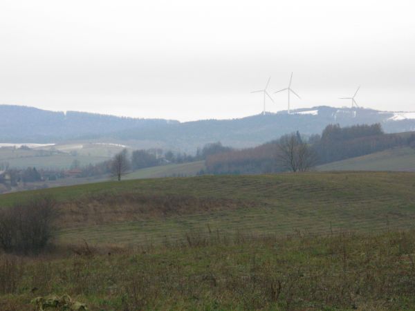 północne stoki Pogórza Bukowskiego śniegiem przyprószone a na straży jakby - wiatraki farmy pozyskiwania energii ekologicznej a wiatrów tam Ci dostatek.