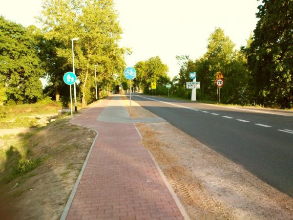 Nadwiślanka. widok na aleję prowadzącą do fotu nr 1 Twierdzy Iwangorod