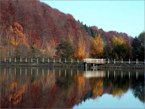 Po tamie nad zalewem można spacerowac do woli.