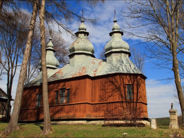 Drewniana greckokatolicka cerkiew parafialna św. Dymitra w Jaworniku Ruskim . Cerkiew zbudowana w 1882 w miejsce starszej cerkwi pod tym samym wezwaniem, istnie