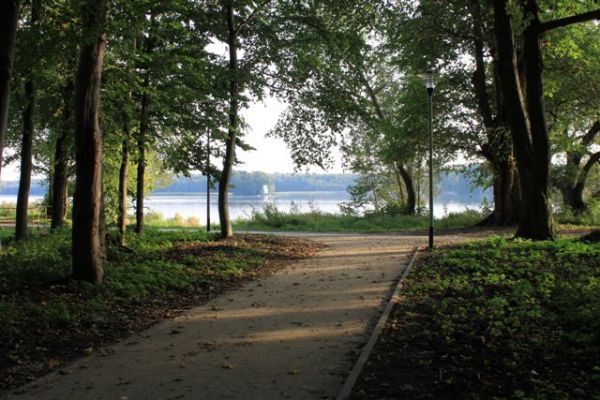 Oświetlona, z miejscami postojowym, ścież rowerowa dookoła j. Trzesiecko