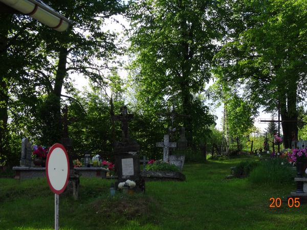 nagrobki, zazwyczaj miejscowych ziemian - na cmentarzu w sektorze cerkiewnym / zabytkowym.