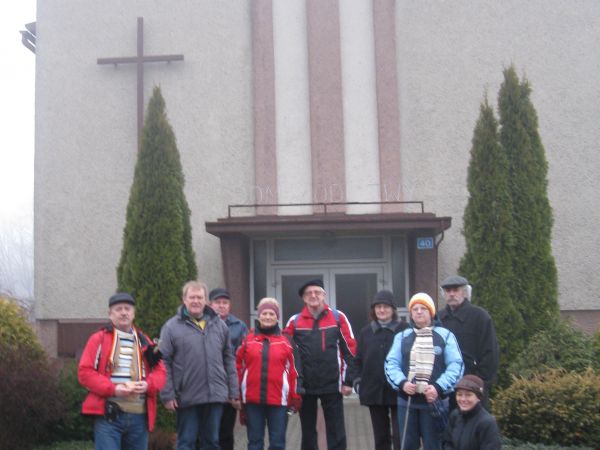 przed Domem Modlitwy Ewangelicznej Wspólnoty Zielonoświątkowej - z pastorem zboru p. Czesławem Wigłasz /drugi- z lewej/.