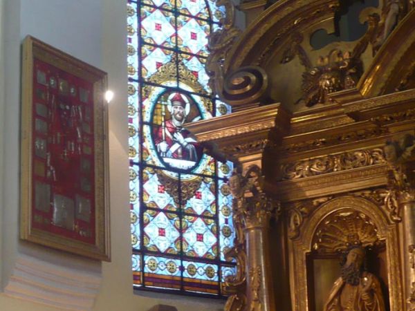 W świątyni są piękne witraże,na zdjęciu szczegół z ołtarza rzeźba
św. Joachima z lewej a z prawej św. Anna rodzice MB,widoczna także
kapliczka w której była f