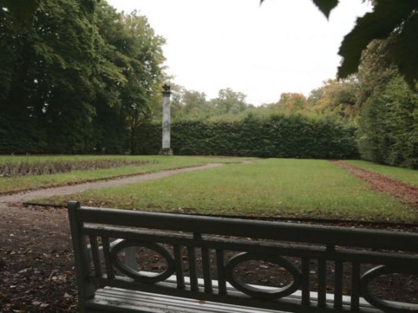 Ogród nieborowski posiada położone przed południową elewacją pałacu partery kwiatowe i niskie labirynty bukszpanowe oraz szeroką aleję lipową.