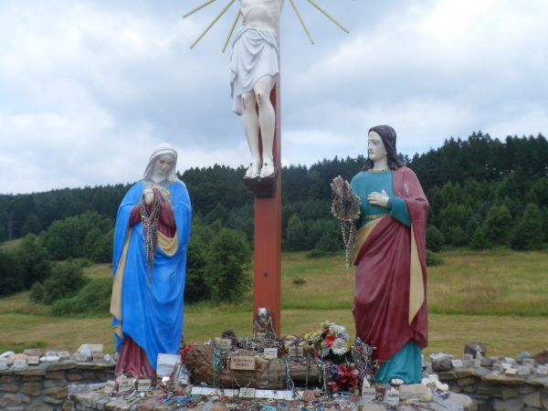 Chrystus Ukrzyżowany i Najświętsza Maryja Panna - Dziewica Matka oraz Józef z Arymatei, wierny przyjaciel i uczeń Chrystusa Pana - to on udał się do Piłata i pr