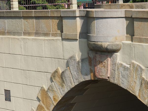 most kamienny z 1782r. - n/z w połowie przęsła : balustrada półkoliście wygięta a poniżej na arkadowym zwieńczeniu tablica - plakieta z datą oddania mostu.