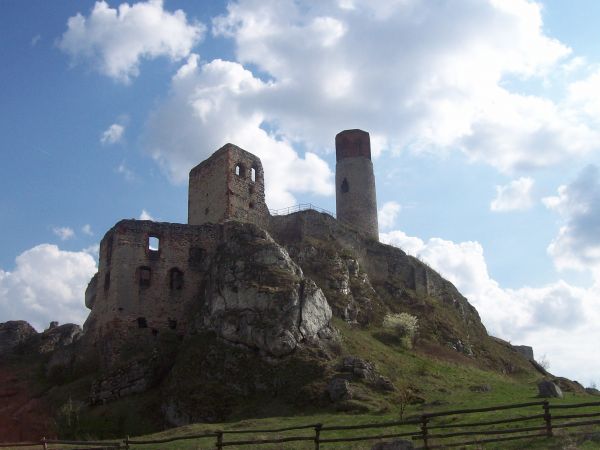 Pierwsza wzmianka o "zamku Przymiłowice" (późniejszym Olsztynie) pochodzi z 1306 roku. Wzniesiony został na miejscu wczesnośredniowiecznego grodu, rozbudowany w