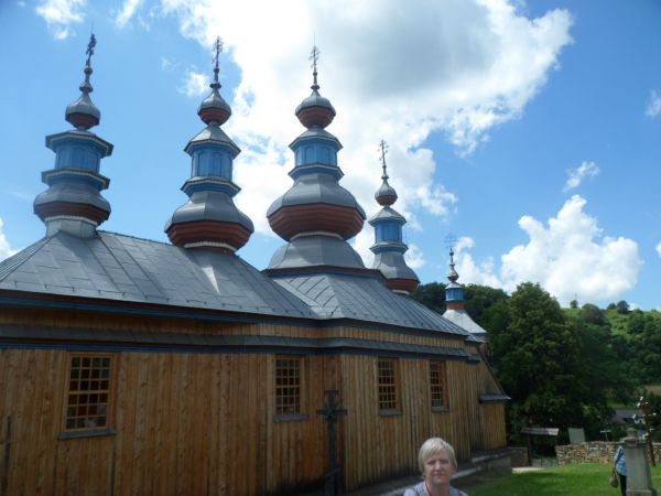 cerkiew odbudowana, pięknie prezentują się wieżyczki a to krzyże zwieńczające  makowiczki na pozornych latarniach osadzonych na ośmiobocznych tamburach.