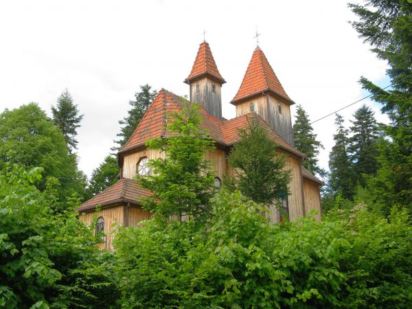 bajkowo ale prawdziwe ! - kościół rzymskokatolicki pw. Krzyża Świętego i Matki Boskiej  Królowej Polski - uroczo położony, wzniesiony w 1902r., drewniany kośció