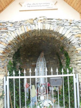 "Grota Fatimska" - przy Dróżkach Maryjnych.