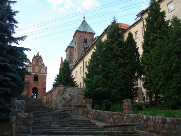 Klasztor kanoników regularnych założony został w drugiej ćwierci XII w., a jego fundatorem był Aleksander z Malonne, biskup płocki w latach 1129-1156.
