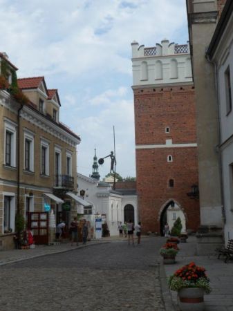 Brama Opatowska - widok od Starówki,zdjęcie przy kościele pw.Ducha Świętego. Dalej widoczna wieża kościoła pw. św. Michała.