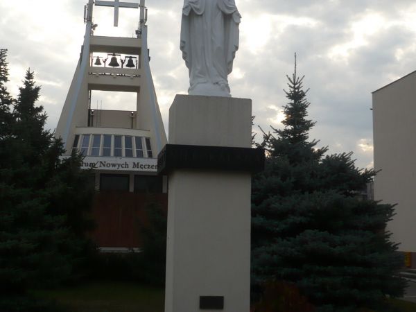 przed  Sanktuarium  Figura  Matki  Bożej