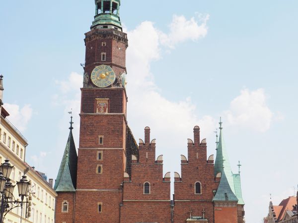 n/z po prawej : pomnik hrabiego Aleksandra Fredry, na placu przed Muzeum  Historycznym m. Wrocławia widać "mgiełkę" - a to : było niezmiernie gorąco i służby mi