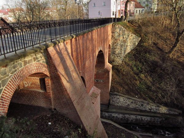 Reszel-malownicze historyczne miasteczko na warmii i mazurach,na zdjęciu zabytkowy most gotycki wysoki z XIV wieku,widok od strony parku miejskiego 2011-12-21