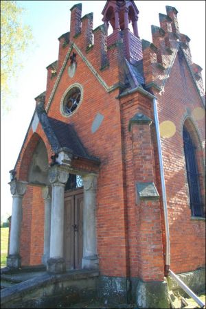 Kaplica na cmentarzu w Kuźminie. Obok znajdują się pięknie utrzymane groby oficerów i zołnierzy Wojska Polskiego poległych w latach 1945-47 w walkach z UPA.