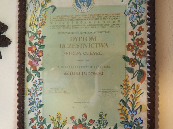 w chałupie na zagrodzie artystki - prezentowany dyplom za twórczość ludową. Każda gospodyni stawiała sobie za punkt honoru, by własnoręcznie i jak najbarwniej p