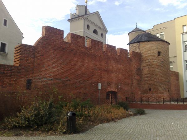 Zrekonstruowane średniowieczne mury obronne.