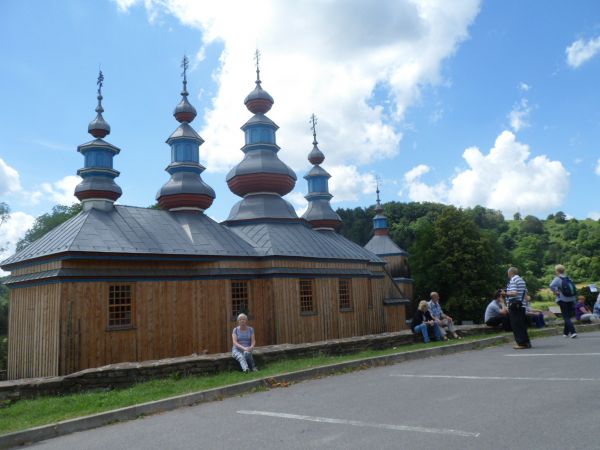 cerkiew po zbudowaniu od nowa po pożarze, nakryta dachem dwuspadowym pokrytym blachą, zwieńczonym czterema baniastymi wieżyczkami, otoczona kamiennym murkiem.