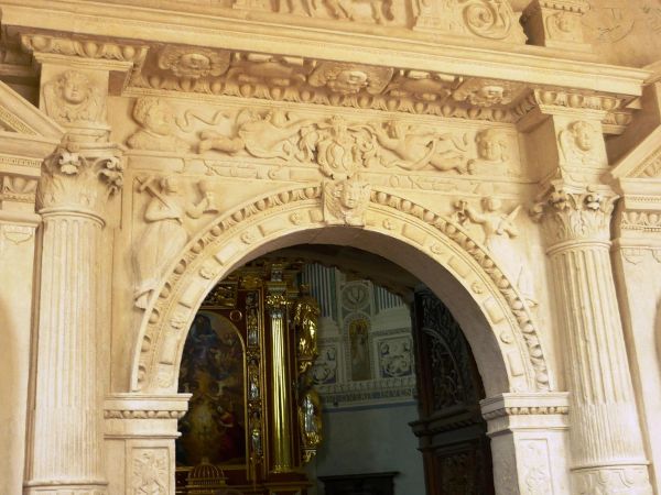 Jedna z najpiękniejszych rezydencji pałacowych w Polsce. Położona 10 km na południe od Przemyśla.  Zamek - pałac powstał w XVI wieku.  Przez kolejne lata rozbud