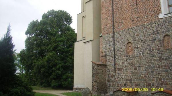 Fragment kamiennych murów kościoła klasztornego