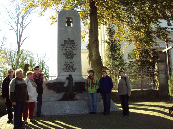 przed / obok:  pomnika niepodległościowego, wyzwoleńczego - z akcentem patriotycznym - ofiarom zsyłek, obozów - społeczność rymanowska. Pomnik Ofiar Systemów To