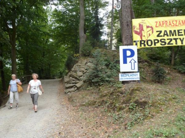 główny trakt historyczny prowadzący do warowni zamkowej.