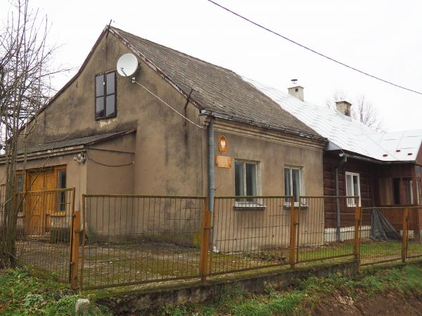 niegdyś : Szkołą Podstawowa, pewnie dla uczniów klas młodszych, filialna,  w budynku obok mógł mieszkać nauczyciel.